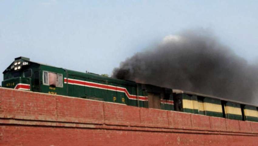لاہور: ٹرین ایک موریہ پل سے سیاہ دھواں چھوڑتے ہوئے گزر رہی ..