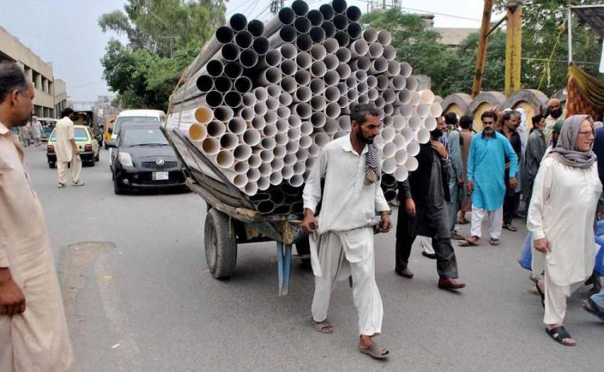 راولپنڈی: ایک محنت کش ریڑھے پر سامان لادے اپنی منزل کی طرف ..