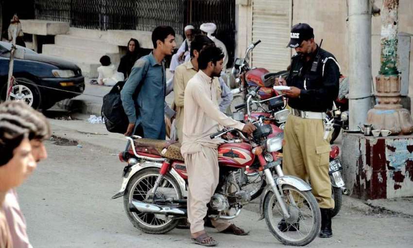 کوئٹہ: جناح روڈ پر ٹریفک اہلکار کاغذات نہ ہونے والے موٹر ..