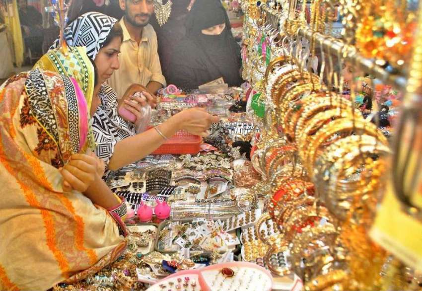 راولپنڈی: موتی بازار سے خواتین عید کی خریداری کررہی ہیں۔