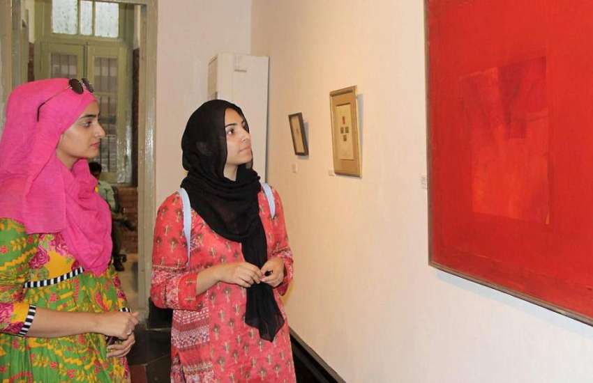 لاہور: نیشنل کالج آف آرٹس میں طالبات پینٹنگ کی نمائش دیکھ ..