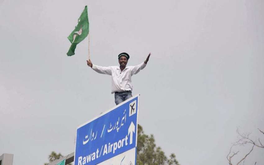 راولپنڈی: کچہری چوک میں مسلم لیگ ن کا ایک کارکن ٹریفک سائن ..