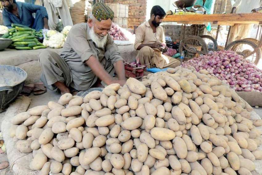 حیدر آباد: سبزی منڈی میں آلو اور پیاز فروخت کے لیے موجود ..