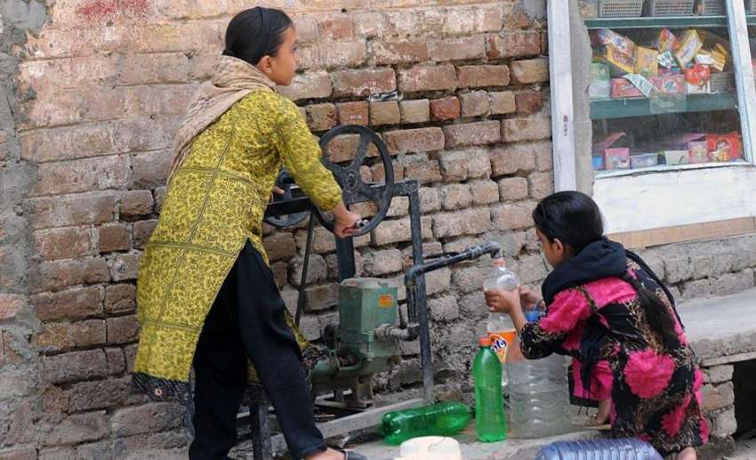 راولپنڈی: بچیاں ہینڈ پمپ سے پینے کے لیے پانی بھر رہی ہیں۔