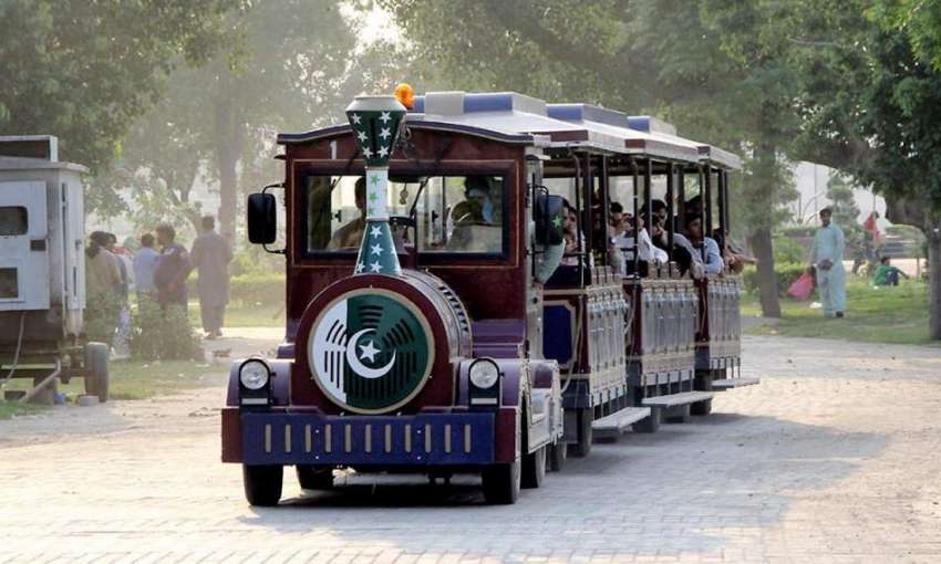 لاہور: شہری خصوصی ٹرین کے ذریعے گریٹر اقبال پارک کی سیر سے ..