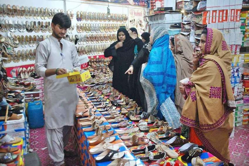 حیدر آباد: عید کی تیاریوں میں مصروف خواتین سٹال سے جوتے پسند ..