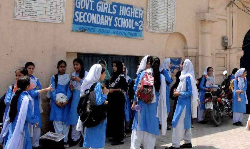 راولپنڈی: موسم گرما کی تعطیلات ملنے پر طالبات چھٹی کے بعد ..