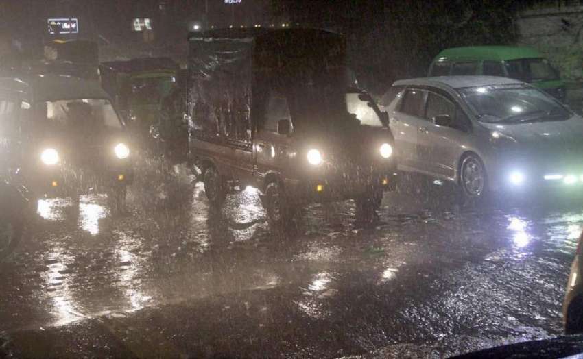 لاہور: صوبائی دارلحکومت میں ہونیوالی بارش کا منظر۔