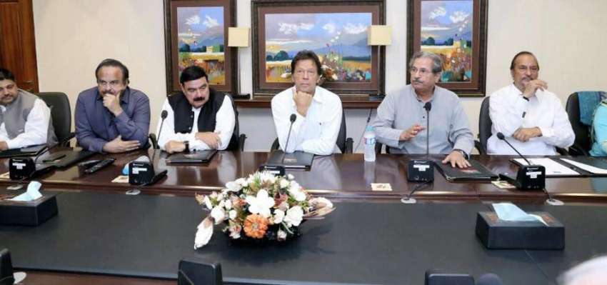 اسلام آباد: تحریک انصاف کے چیئرمین عمران خان بنی گالہ میں ..
