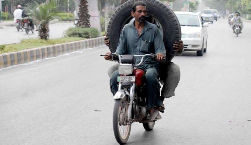راولپنڈی: موٹر سائیکل سوار ٹائر اٹھائے مری روڈ سے گزر رہے ..