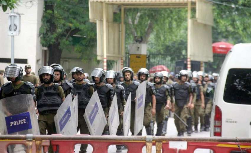 لاہور: ینگ ڈاکٹرز کے احتجاج کے دوران پولیس کی بھاری نفری ..