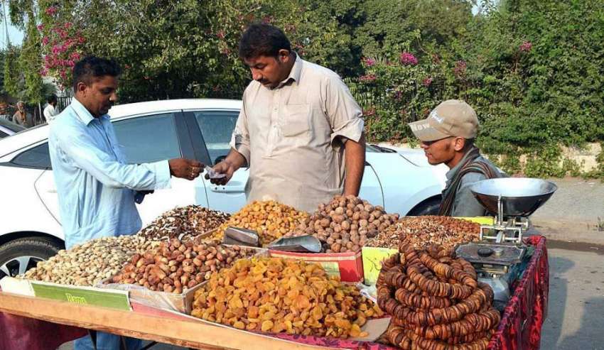 سرگودھا: شہری ریڑھی بان سے خشک میوہ جات خرید رہے ہیں۔