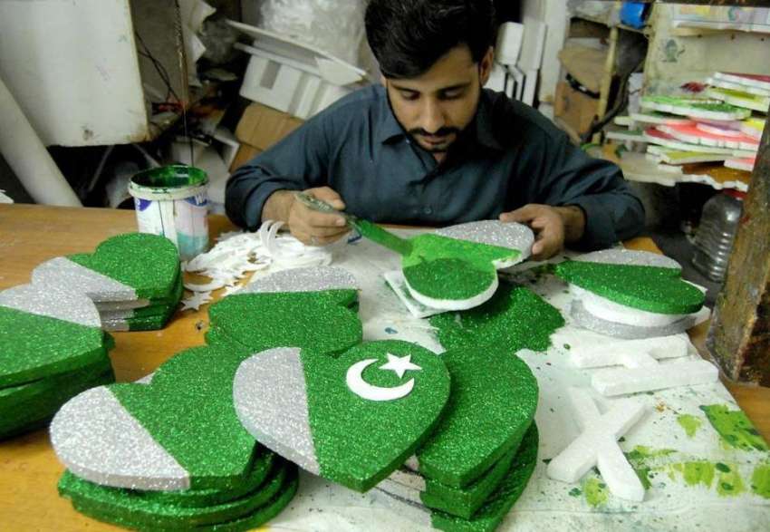 راولپنڈی: اردو بازار میں کاریگر 14اگست کے حوالے سے پاکستانی ..
