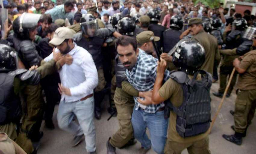 لاہور: ینگ ڈاکٹرز پولیس کے ساتھ تصادم کر کے جی او آر کی طرف ..