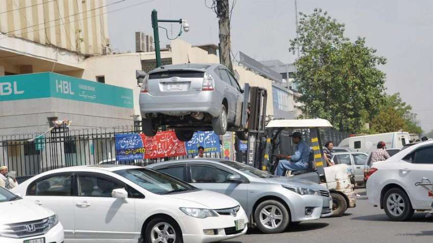 فیصل آباد: ٹریفک وارڈن کچہری بازار میں غلط پارک کی گئی گاڑی ..