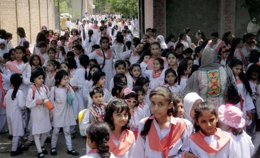 لاہور: طالبات سکول سے چھٹی کے بعد باہر آرہی ہیں، سکولوں میں ..