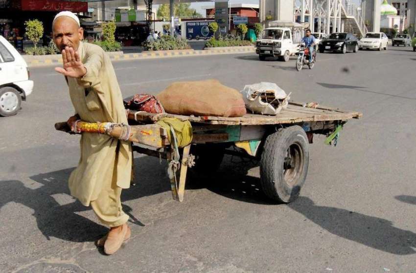 راولپنڈی: ایک معمر محنت کش مزدوری کے بعد ریڑھے کے ہمراہ مری ..