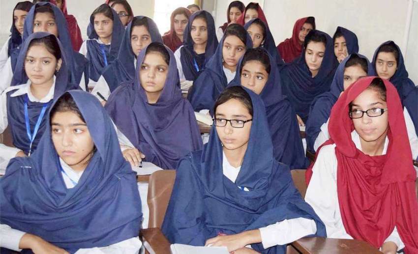میرپور: زینت میموریل کالج میں شہداء زلزلہ کے موقع پر طالبات ..