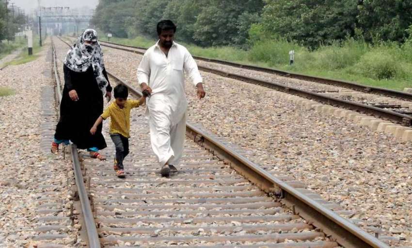 راولپنڈی: شہری کسی خطرے سے بے خبر ریلوے ٹریک پر چل رہے ہیں ..