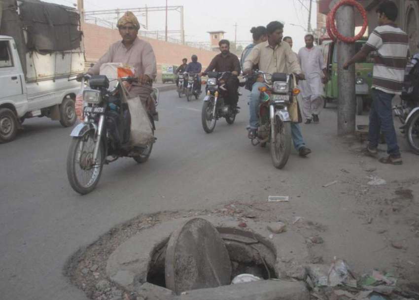 لاہور: سرکلر روڈ پر سیوریج کا ٹوٹا ہوا ڈھکن کسی حادثے کا ..
