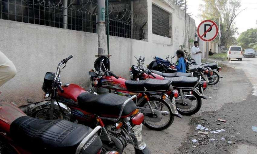 راولپنڈی: ایکسائز اینڈ ٹیکسیشن آفس کے باہر نو پارکنگ کے ..