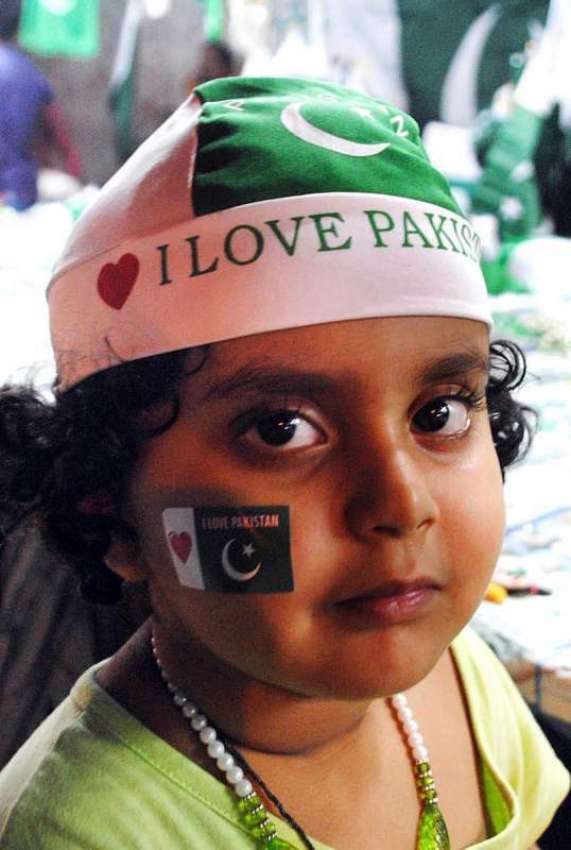 حیدر آباد: ایک بچی نے قومی پرچم والی ٹوپی پہن رکھی ہے۔