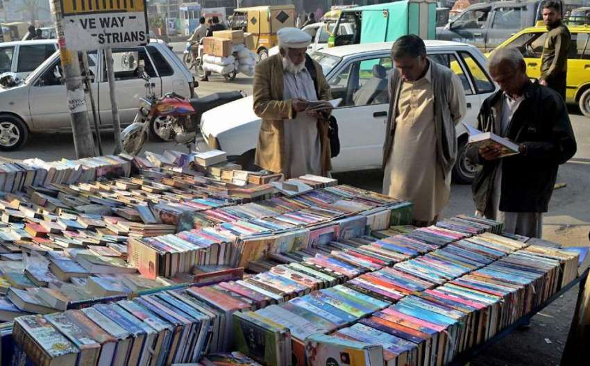 راولپنڈی: صدر میں لگے بک سٹال پر شہری کتابو ں کا مطالعہ کر ..
