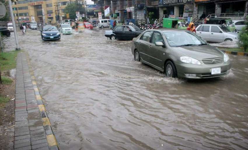 لاہور: صوبائی دارالحکومت میں ہونے والی بارش کے بعد شملہ ..