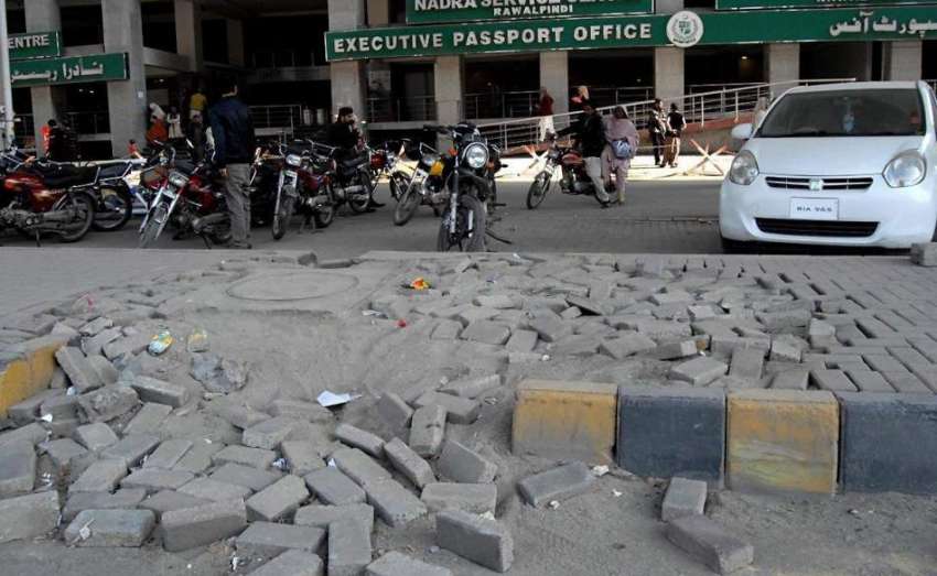 راولپنڈی: انتظامیہ کی نااہلی نادرا آفس مری روڈ کے قریب فٹ ..