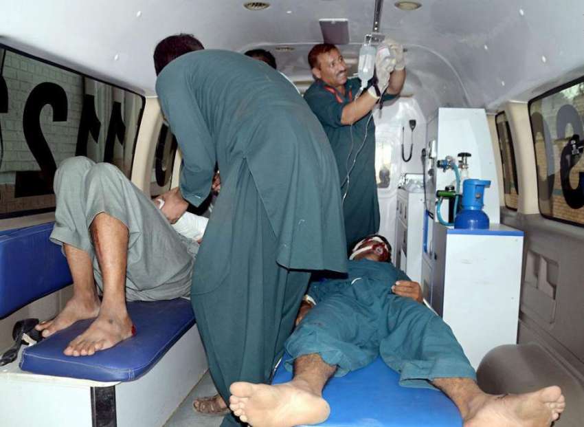 اٹک: ٹریفک حادثے میں شدید زخمیوں کو راولپنڈی منتقل کیا جا ..