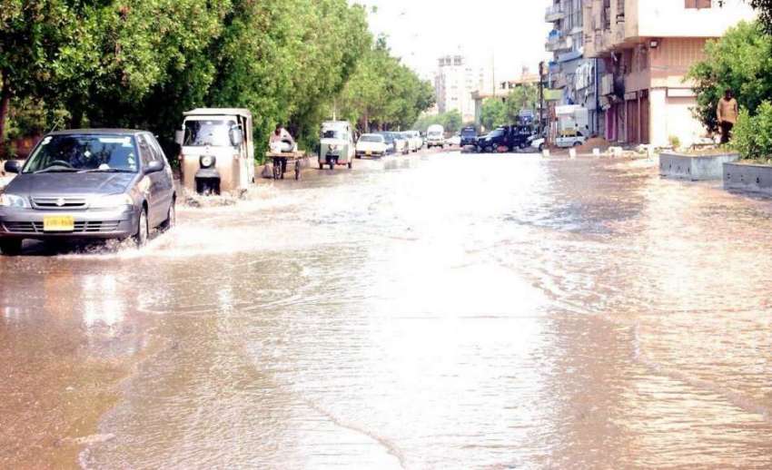 کراچی: کراچی میں طوفانی بارشوں کے بعد مختلف شاہراہوں پر ..