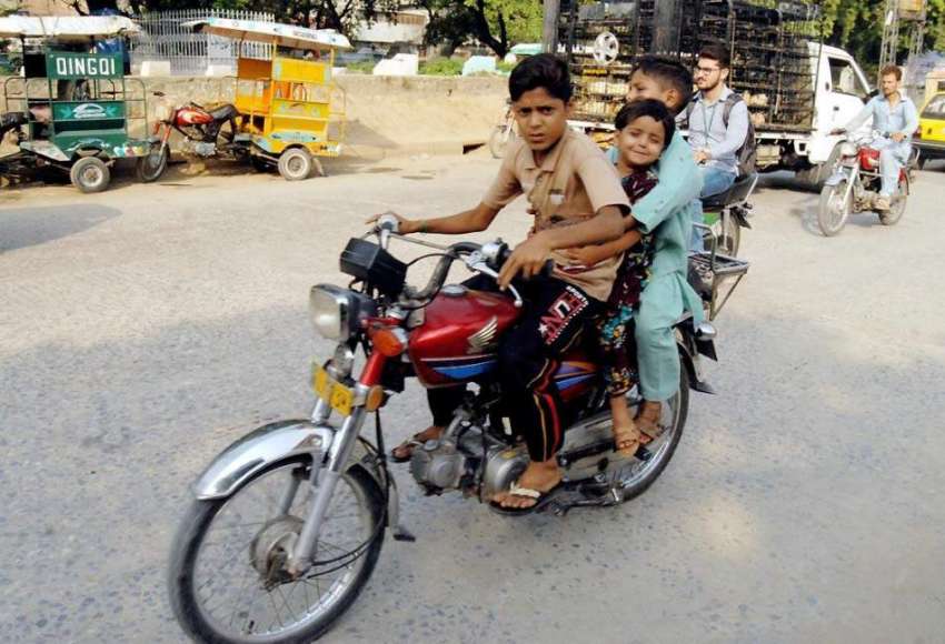 راولپنڈی: کم عمر بچہ موٹر سائیکل چلا رہا ہے جو کسی حادثے ..