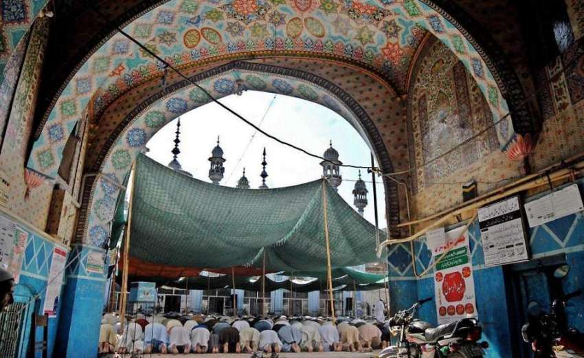 راولپنڈی: قدیمی جامعہ مسجد میں شہری جمعةالوداع کی نماز ادا ..