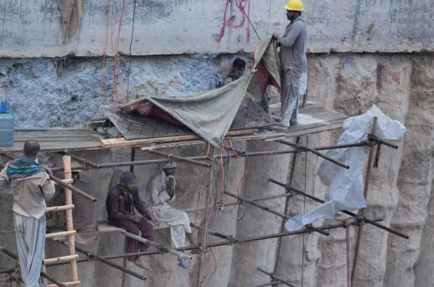 لاہور: مغلپورہ کے قریب زیر تعمیر انڈر پاس کے منصوبے پر کام ..