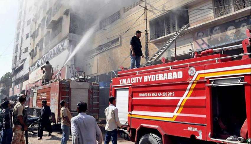 حیدر آباد: فائربریگیڈ کا عملہ شاپنگ مال سے ملحق گھر میں لگی ..