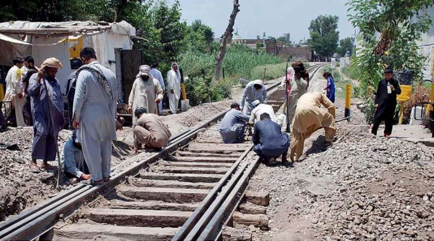 پشاور: ریلوے ملازمین ریلوے کے ٹریک کی مرمت کرنے میں مصروف ..