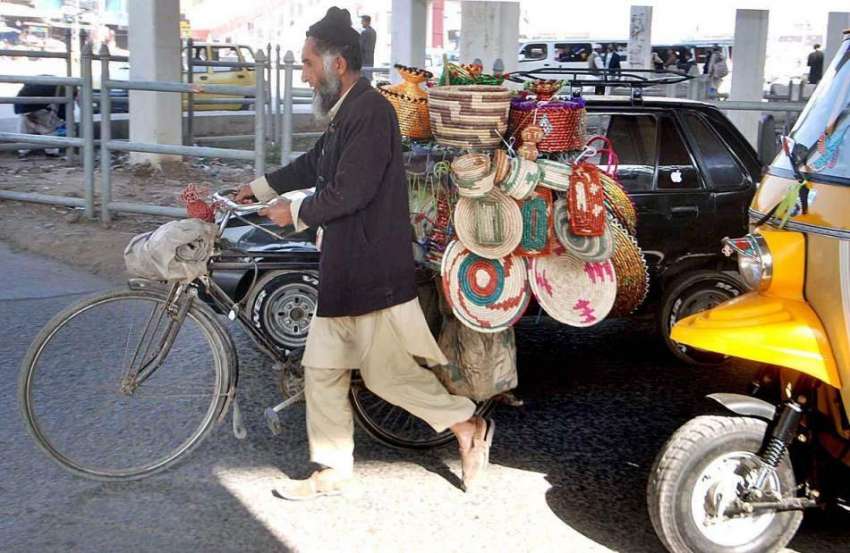 راولپنڈی: ایک معمر محنت کش سائیکل پر ہاتھ سے بنائی گئی اشیاء ..