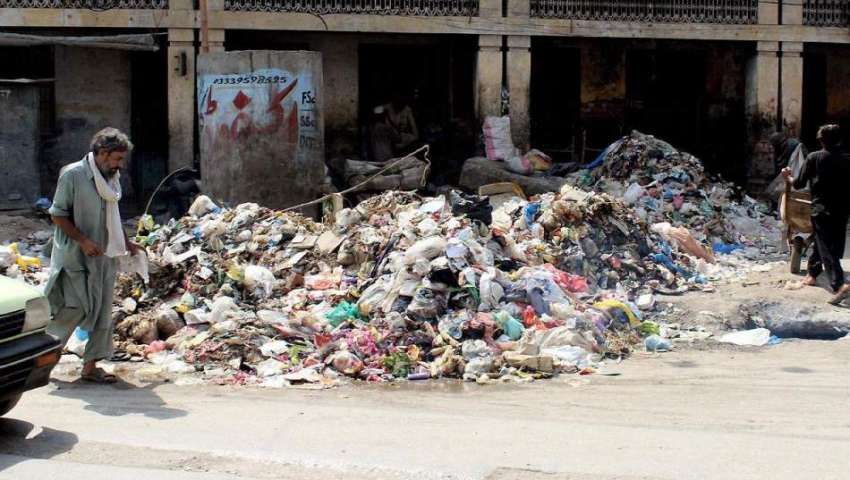 پشاور: نمک منڈی چوک میں گندگی کے ڈھیر سے خطرناک بیماریاں ..