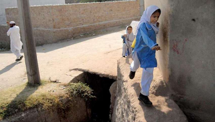راولپنڈی: رحمت آباد سکول کے بچے چھٹی کے بعد خطرناک انداز ..