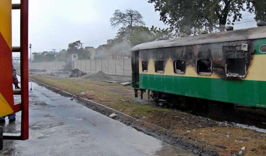 راولپنڈی: ریلوے اسٹیش پر بوگی میں لگنے والی آگ کے بعد دھواں ..