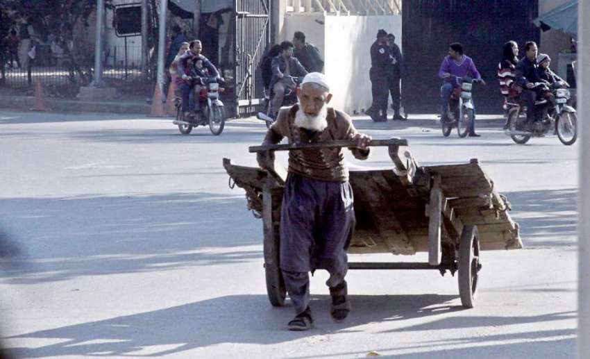 لاہور: ایک بزرگ محنت کش ہتھ ریڑھی کھینچ کر لے جار ہا ہے۔