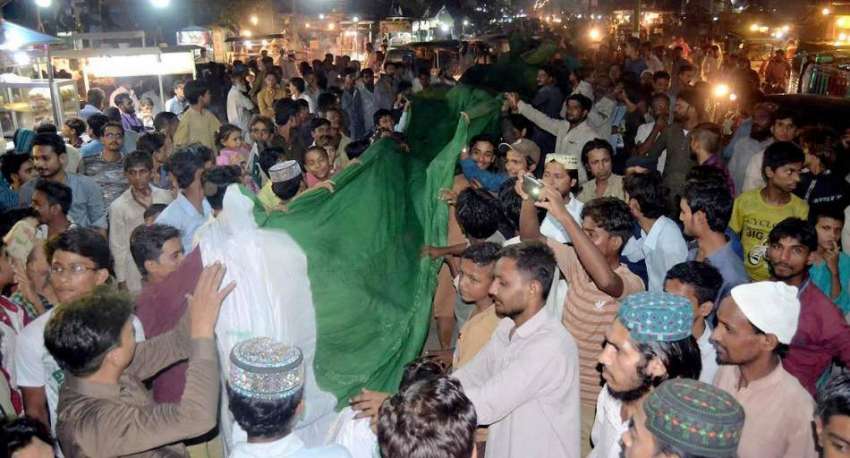 حیدر آباد: جشن آزادی کے موقع پر حیدر چوک میں طویل قومی پرچم ..