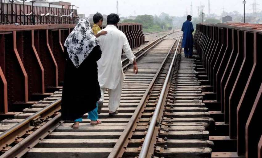 راولپنڈی: شہری کسی خطرے سے بے خبر مریڑ چوک ریلوے پل کراس ..