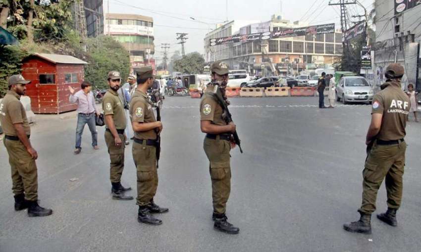 لاہور: پولیس اہلکار کشمیر پر بھارت کے غاصبانہ قبضے کے خلاف ..