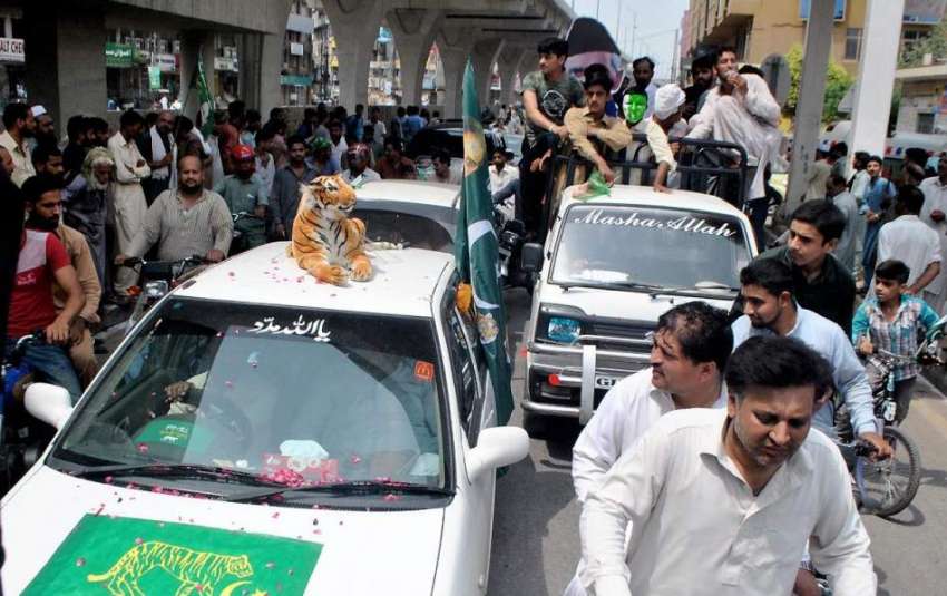 راولپنڈی: مسلم لیگ (ن) کا ایک قافلہ ریلی سے ملنے کے لیے مری ..