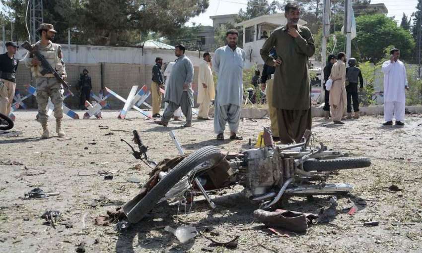 کوئٹہ: شہداء چوک کے قریب بم دھماکے کے بعد جائے وقوعہ پر موٹر ..