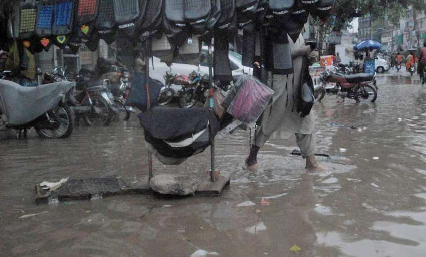 لاہور: شہر میں ہونے والی موسلا دھار بارش کے بعد میکلوڈ روڈ ..