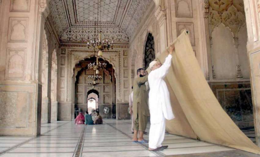 لاہور: تاریخی بادشاہی مسجد میں اعتکاف کے لیے تیاریا ں کی ..