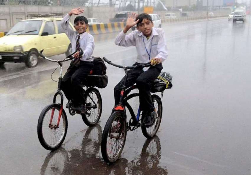 راولپنڈی: موسم سرما کی پہلی بارش میں سائیکل سوار طالبعلم ..