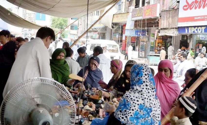 اٹک: عید کی آمد قریب آنے پر خواتین مینا بازار سے جیولری خرید ..